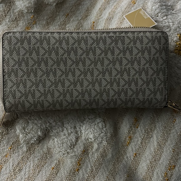 Michael Kors Large Continental Wristlet - Picture 4 of 5